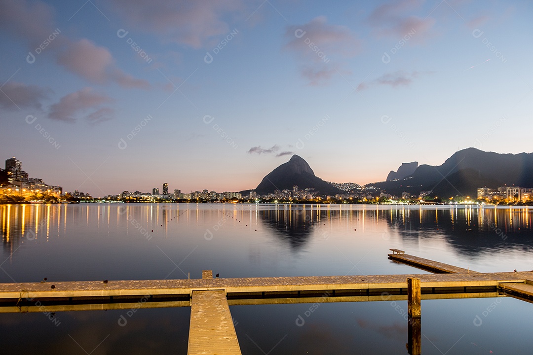 pôr do sol na Lagoa Rodrigo de Freitas, no Rio de Janeiro.