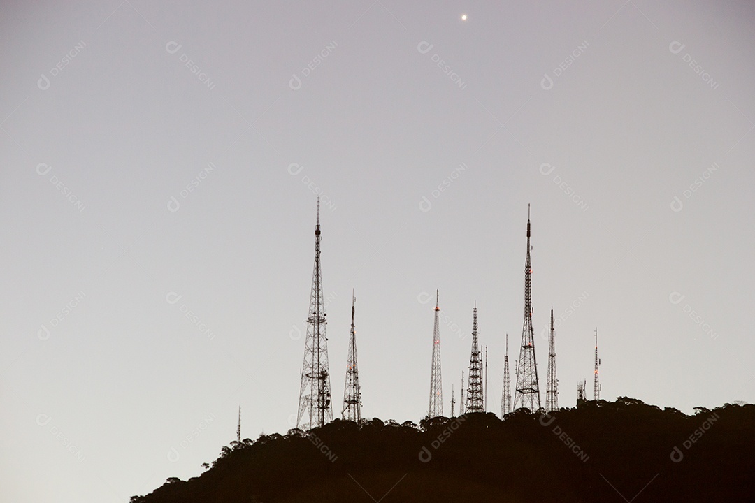 antenas no morro de sumare no Rio de Janeiro.