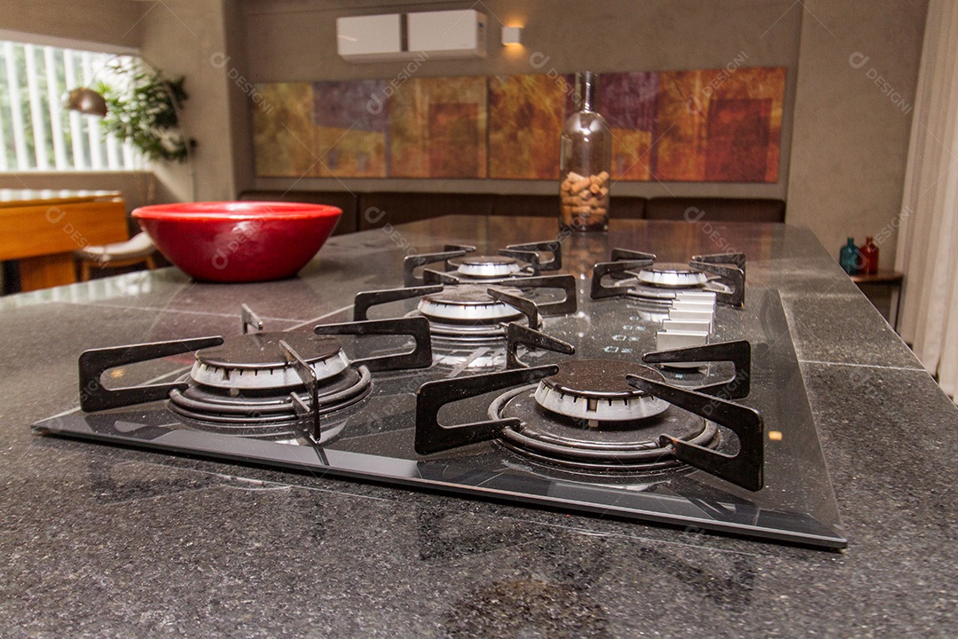 detalhes de um fogão cooktop em uma cozinha.
