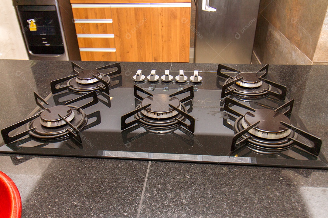 detalhes de um fogão cooktop em uma cozinha.