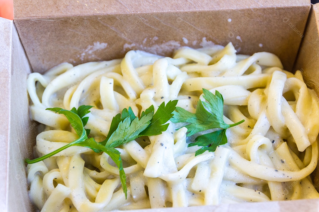 macarrão fettuccine com molho branco e cheiro de guarnição verde no Rio de Janeiro.