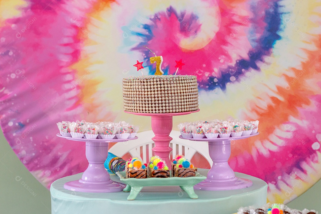 decoração de festa de sete anos com tema tie dye no rio de janeiro.