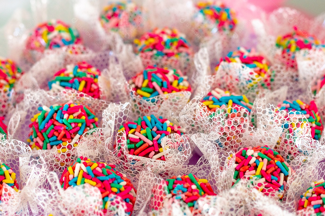 brigadeiro (bola de chocolate) com granulado colorido, muito popular no Brasil.