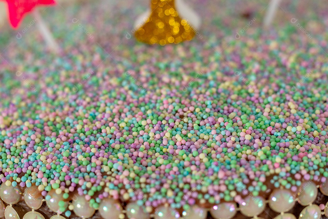 Bolas coloridas de chocolate granulado, para decoração de bolo de festa no Rio de Janeiro.