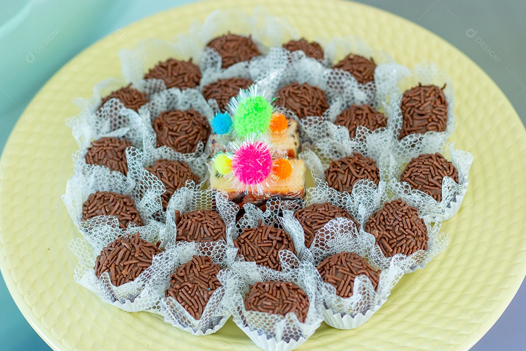 doce conhecido como brigadeiro, muito popular no brasil.
