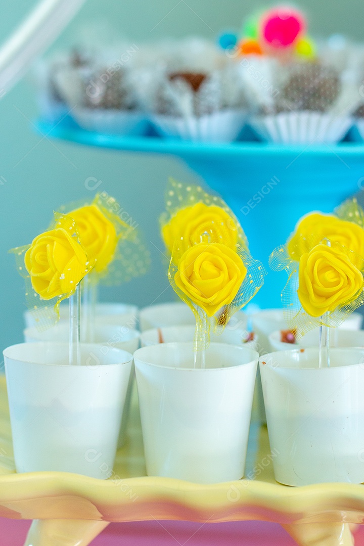 copo de brigadeiro com rosa amarela decorativa no Rio de Janeiro.