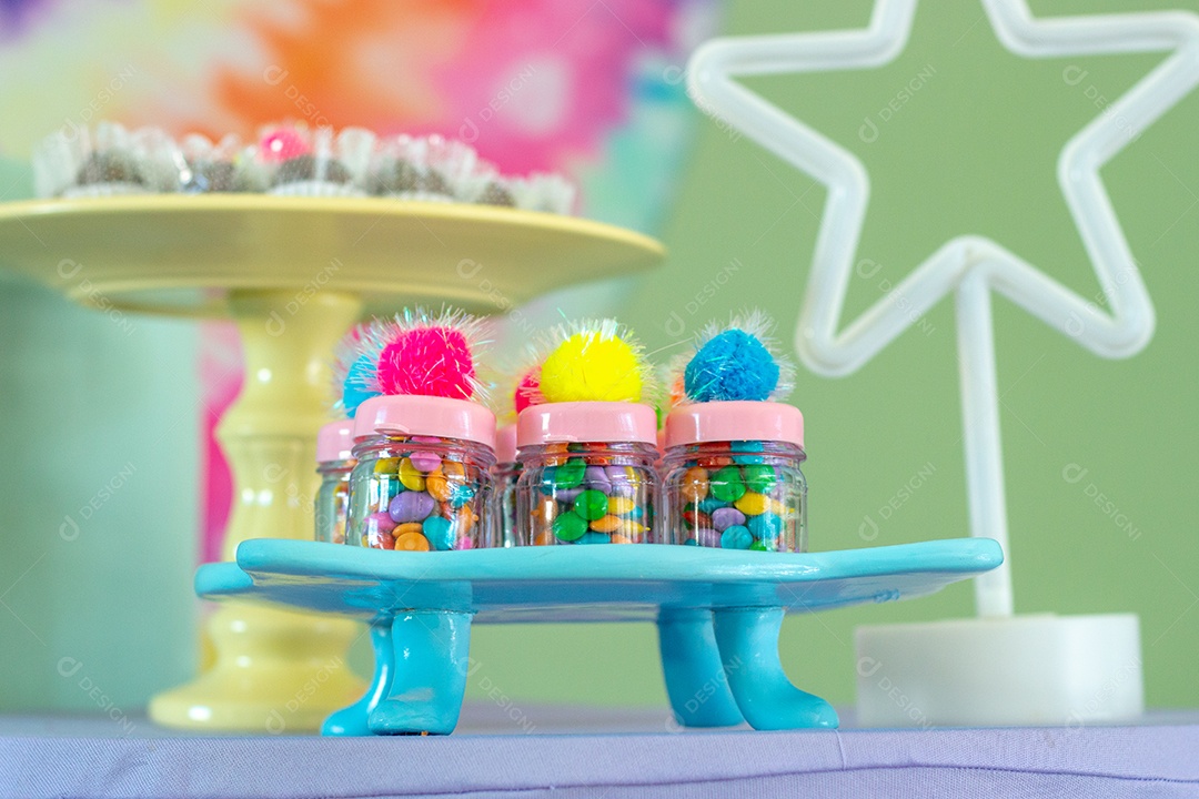 potes com bombons de chocolate coloridos, decoração para festas no Rio de Janeiro.