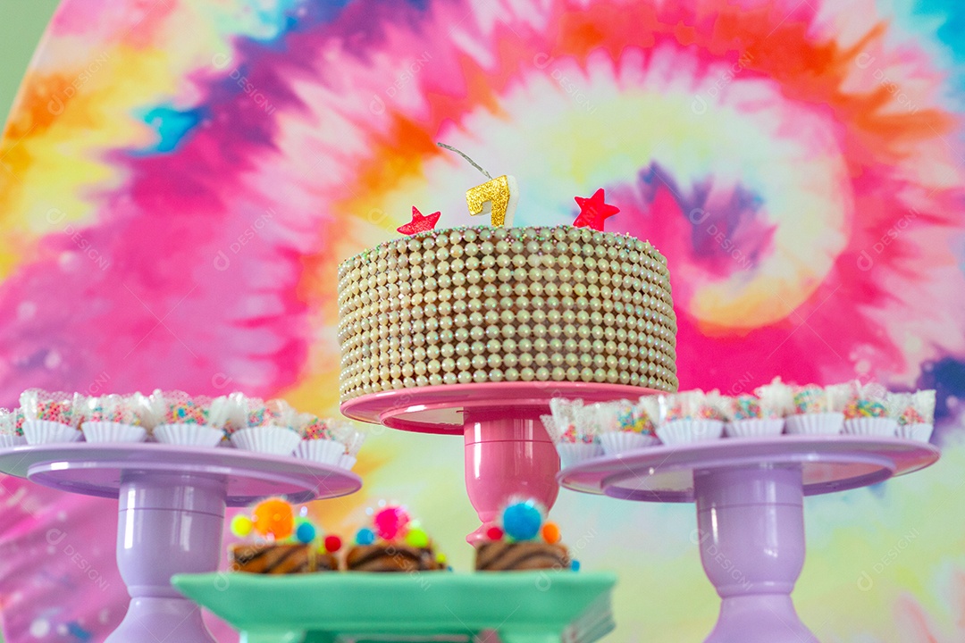 decoração de festa de sete anos com tema tie dye no rio de janeiro.