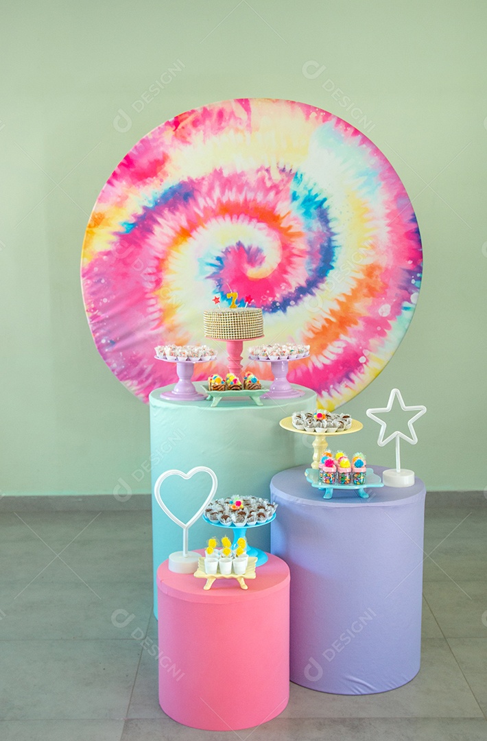 decoração de festa de sete anos com tema tie dye no rio de janeiro.