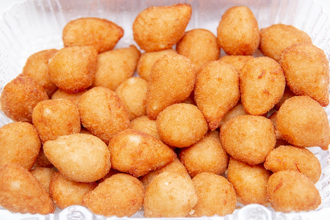 frango salgado popularmente conhecido como coxinha de frango no Brasil.