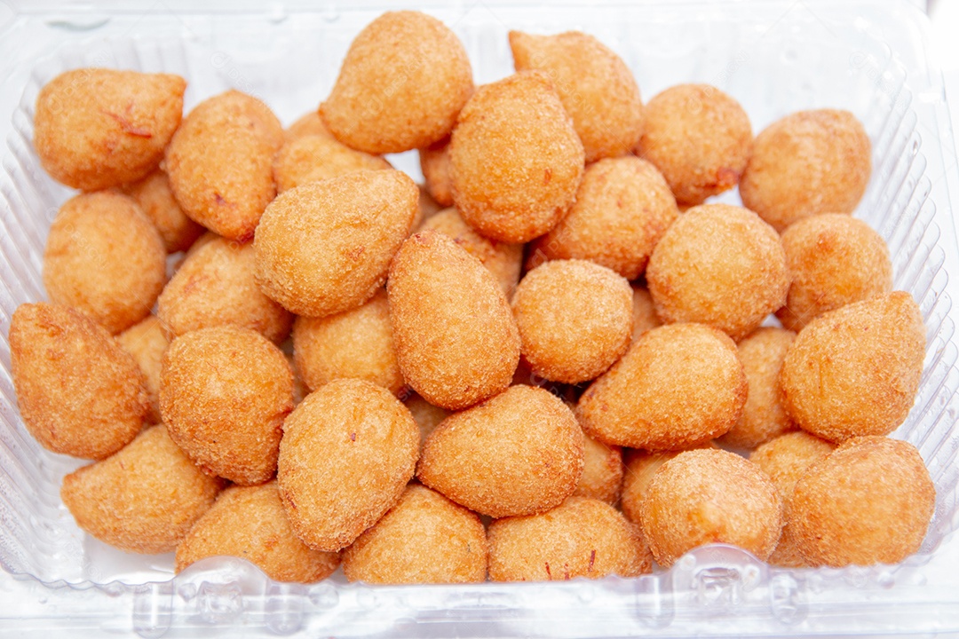 frango salgado popularmente conhecido como coxinha de frango no Brasil.