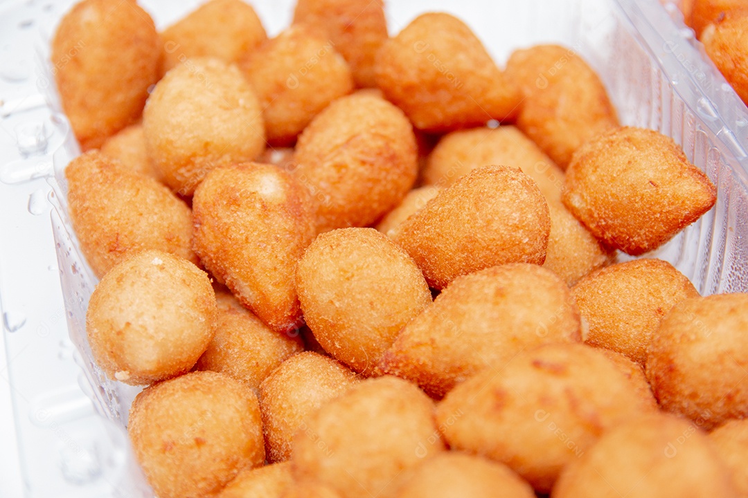 frango salgado popularmente conhecido como coxinha de frango no Brasil.