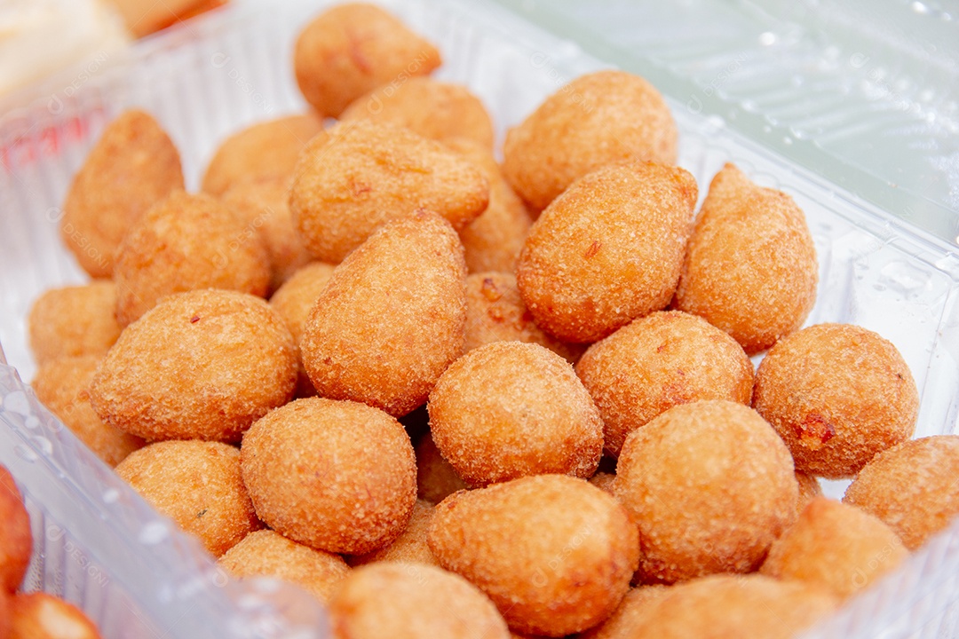 frango salgado popularmente conhecido como coxinha de frango no Brasil.