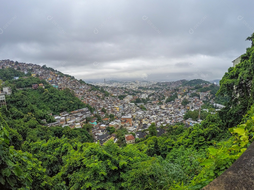 cidade do rio de janeiro vista do alto do bairro santa tereza em um dia nublado.