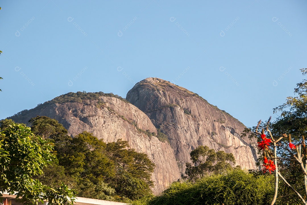 Two Hill Brother de um ângulo diferente, visto do bairro da Gávea no Rio de Janeiro Brasil.