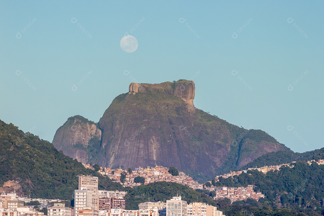 Lua se pondo perto da Pedra da Gávea no Rio de Janeiro.
