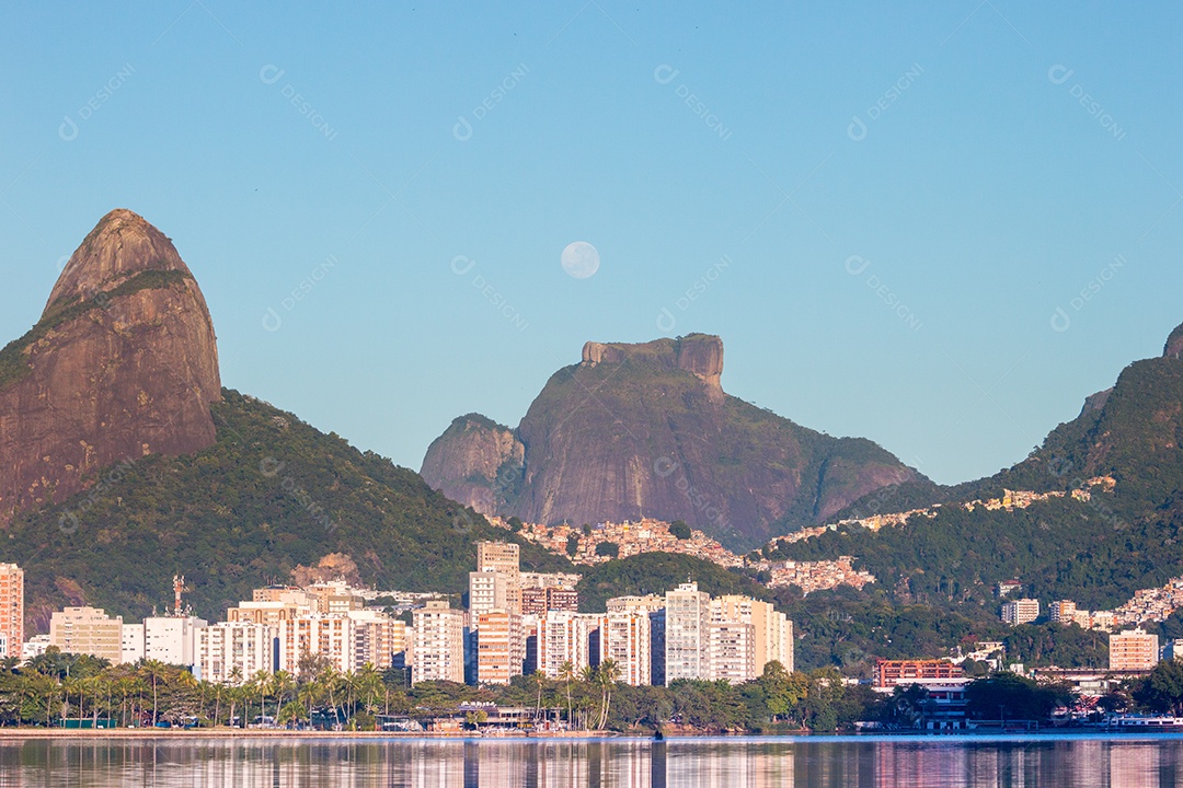 Lua se pondo perto da Pedra da Gávea no Rio de Janeiro.