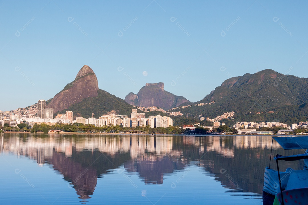 Lua se pondo perto da Pedra da Gávea no Rio de Janeiro.