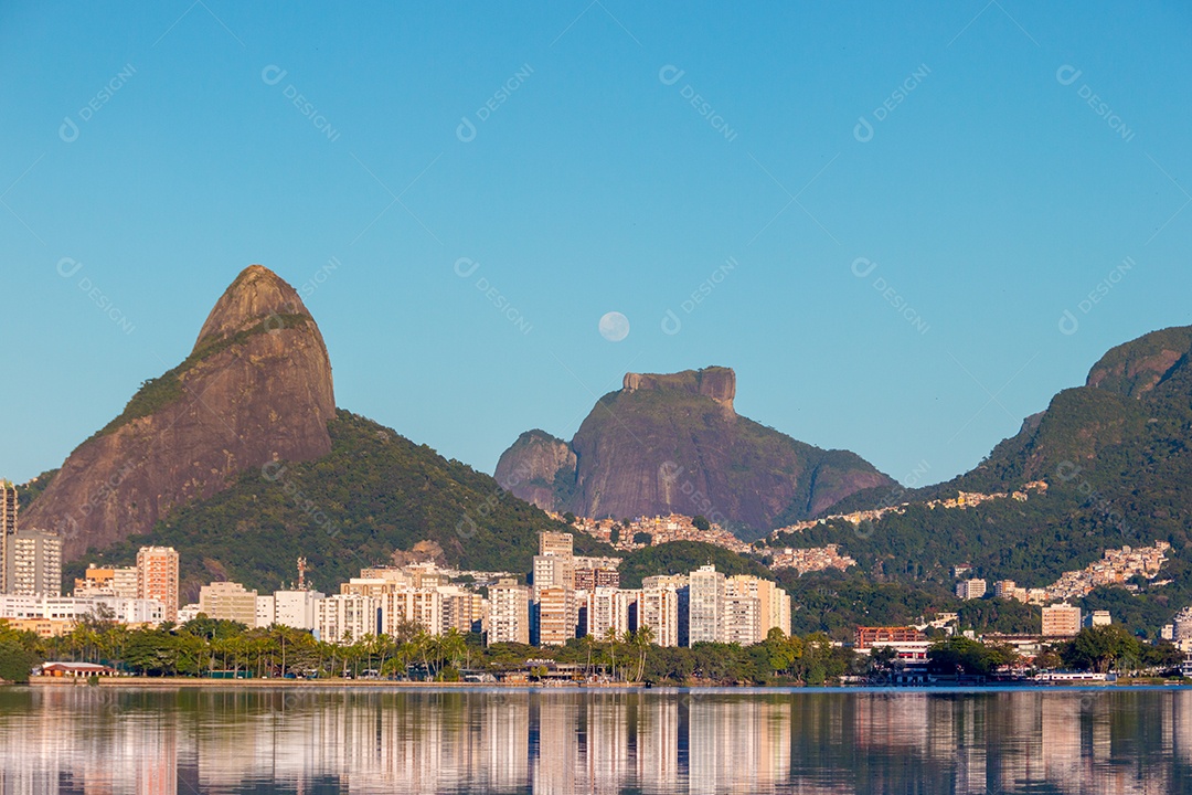 Lua se pondo perto da Pedra da Gávea no Rio de Janeiro.