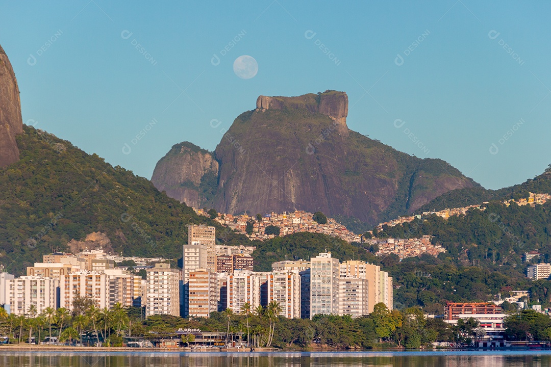 Lua se pondo perto da Pedra da Gávea no Rio de Janeiro.