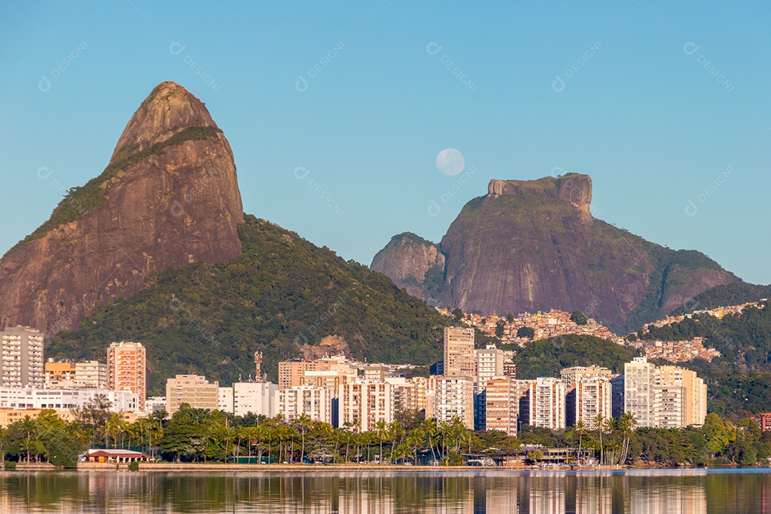 Lua se pondo perto da Pedra da Gávea no Rio de Janeiro.