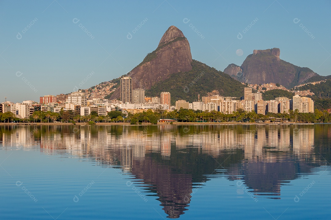 Lua se pondo perto da Pedra da Gávea no Rio de Janeiro.