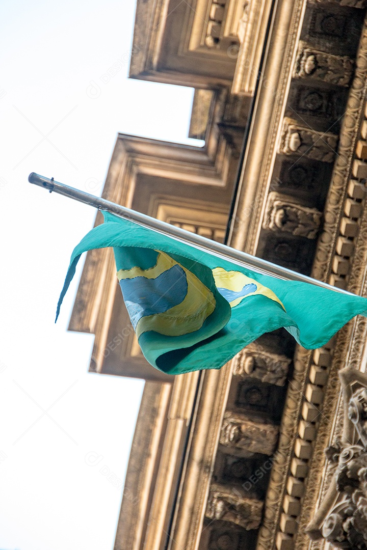 bandeira do brasil ao ar livre em cima de um prédio no Rio de Janeiro.