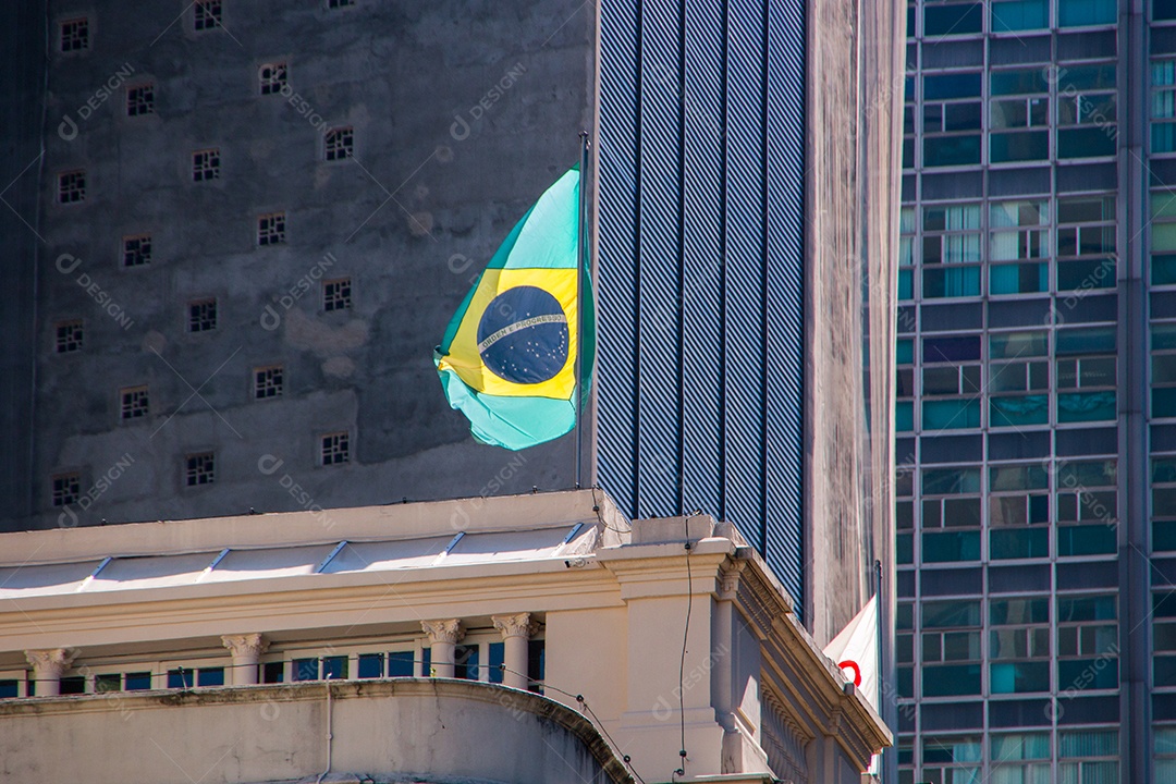 Bandeira do Brasil em cima de um prédio.