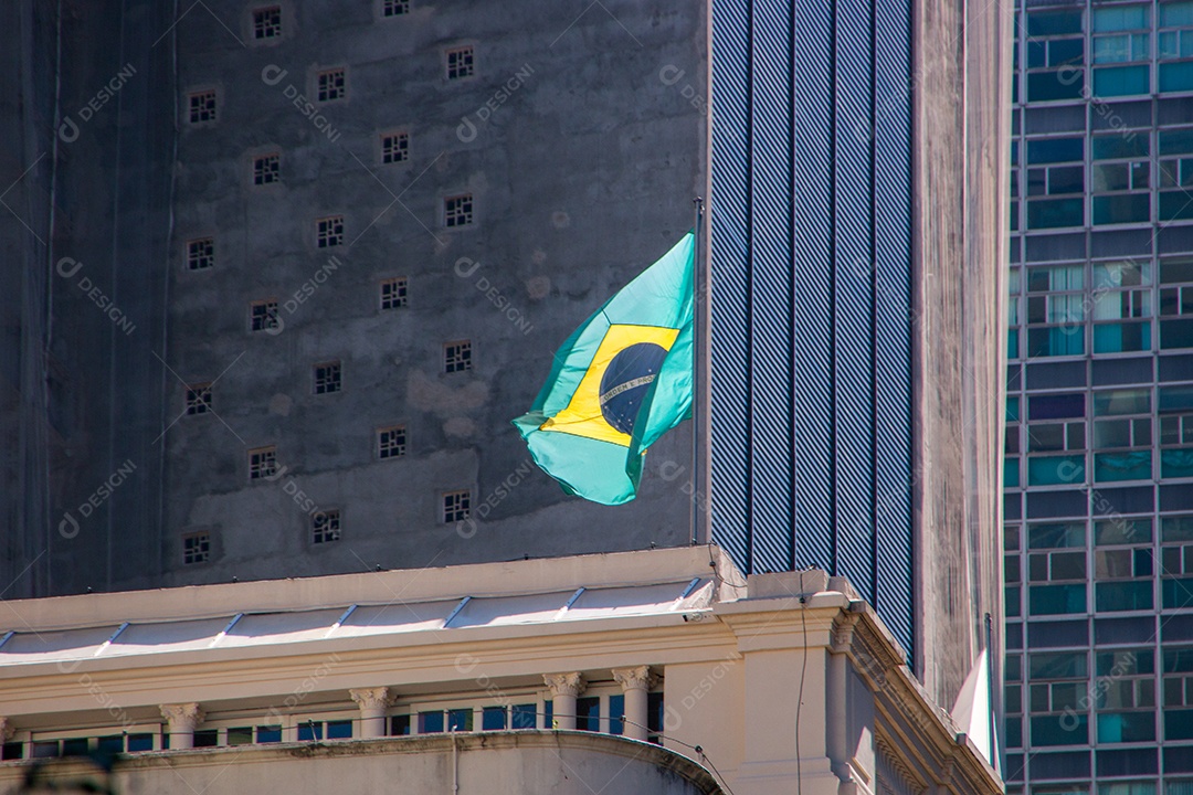 Bandeira do Brasil em cima de um prédio.