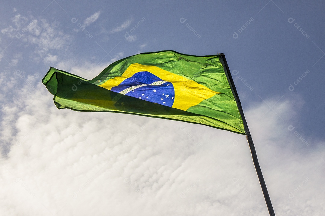 Bandeira do Brasil ao ar livre no Rio de Janeiro.