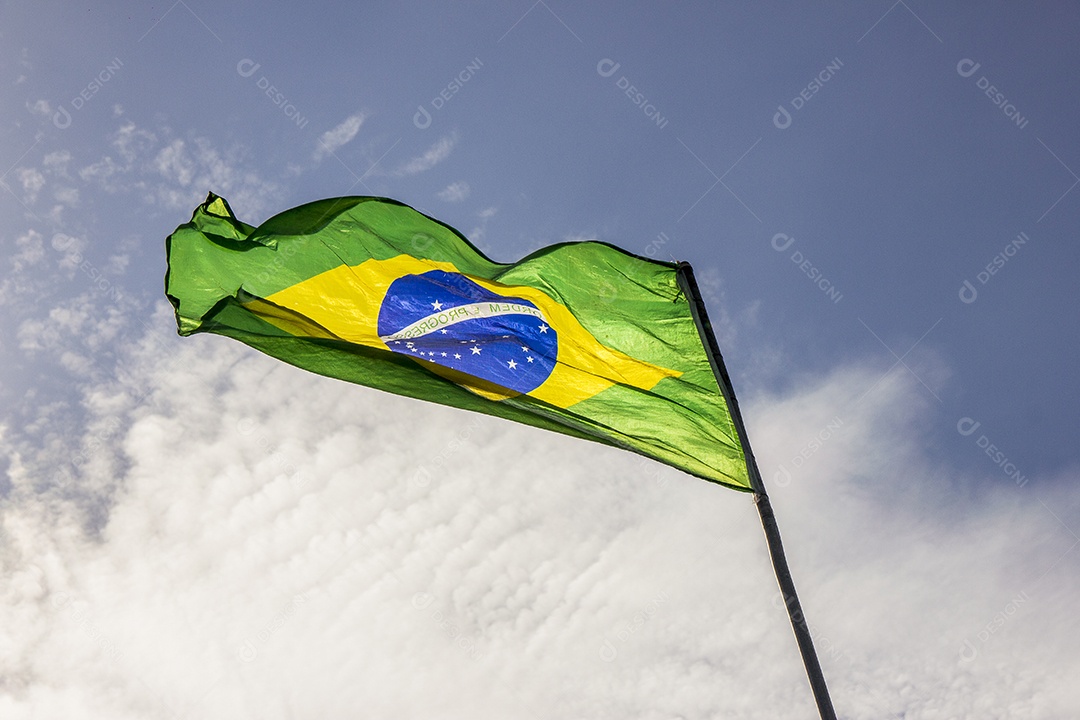 Bandeira do Brasil ao ar livre no Rio de Janeiro.