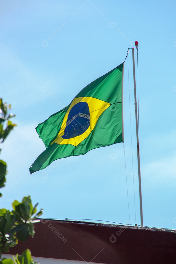 Bandeira brasileira voando ao ar livre no Rio de Janeiro Brasil.