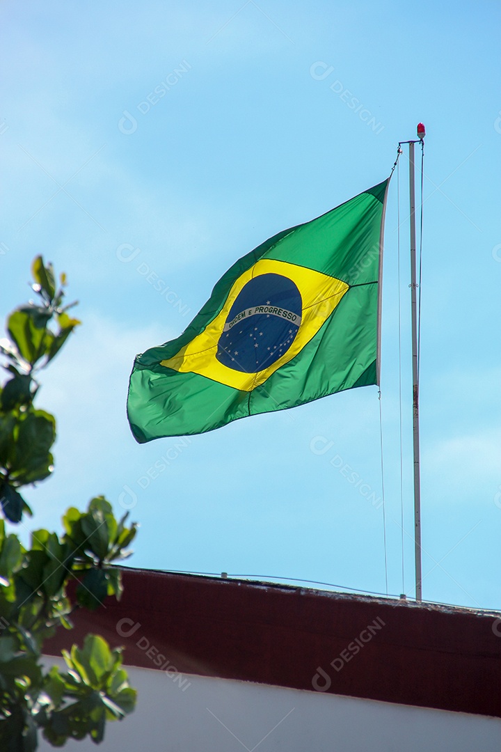 Bandeira brasileira voando ao ar livre no Rio de Janeiro Brasil.