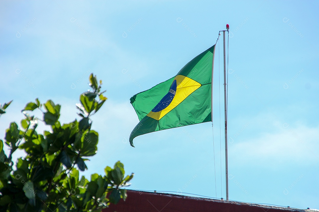 Bandeira brasileira voando ao ar livre no Rio de Janeiro Brasil.