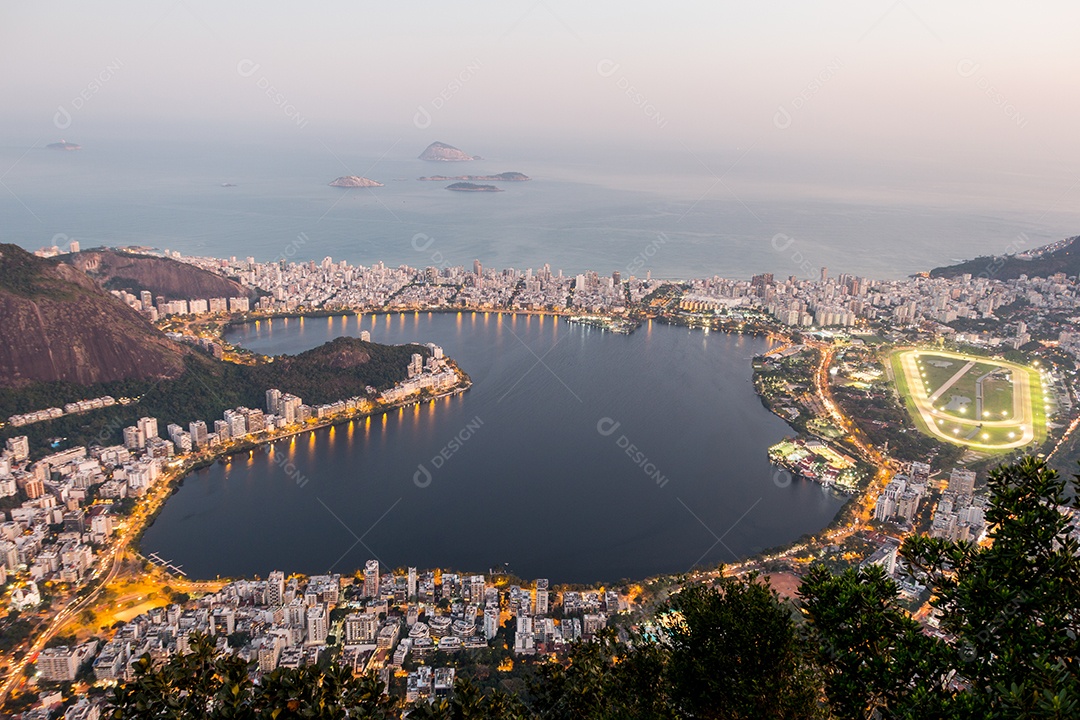 Lagoa Rodrigo de Freitas, vista do alto do morro do corcovado no rio de janeiro.