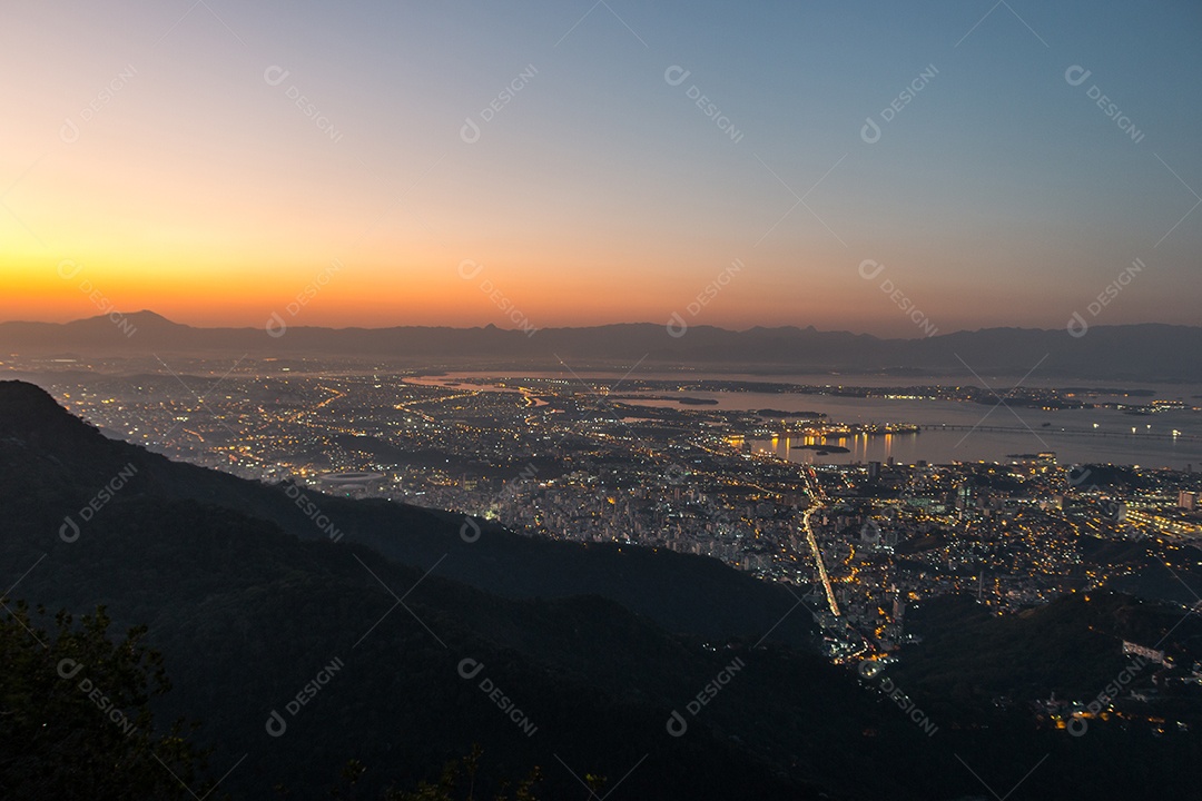 luzes da cidade vistas do alto do morro do corcovado no rio de janeiro.