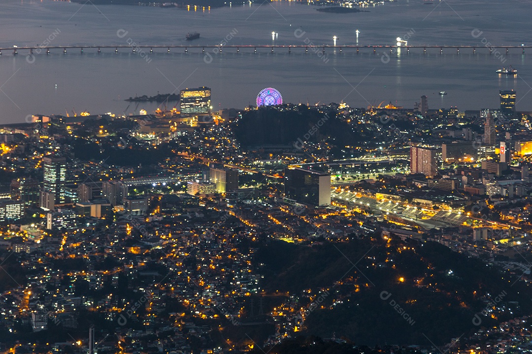 luzes da cidade vistas do alto do morro do corcovado no rio de janeiro.