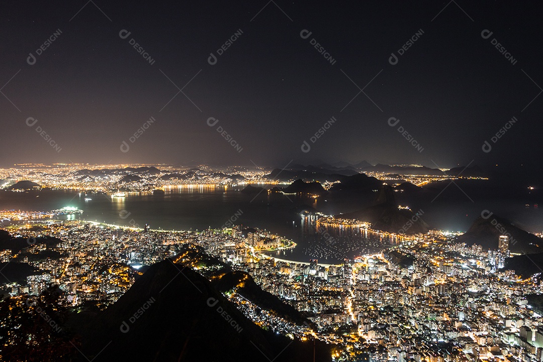 luzes da cidade vistas do alto do morro do corcovado no rio de janeiro.