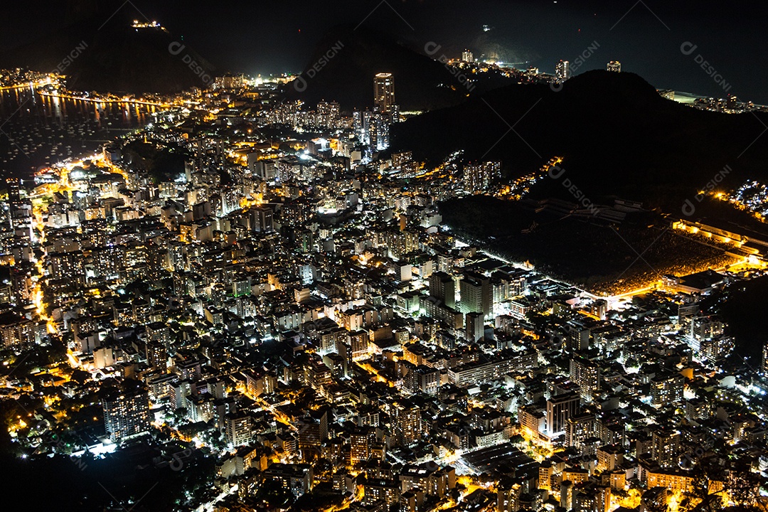 luzes da cidade vistas do alto do morro do corcovado no rio de janeiro.
