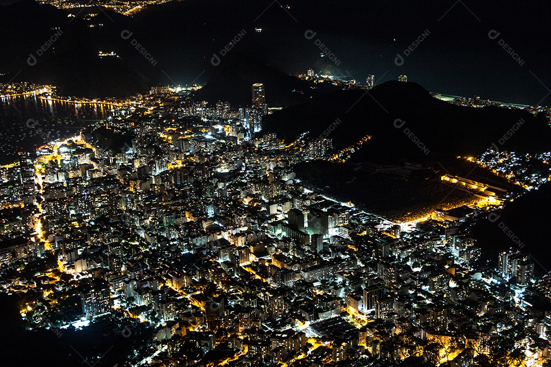 luzes da cidade vistas do alto do morro do corcovado no rio de janeiro.