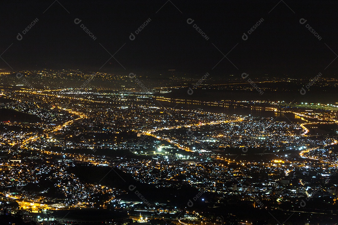 luzes da cidade vistas do alto do morro do corcovado no rio de janeiro.