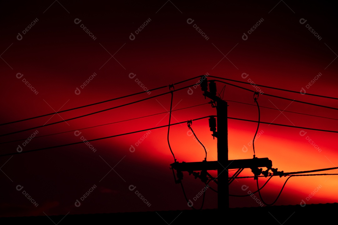 Lindas nuvens alaranjadas e luz do sol no céu azul perfeito para o fundo, pegue a noite, crepúsculo, estação chuvosa, inverno, verão