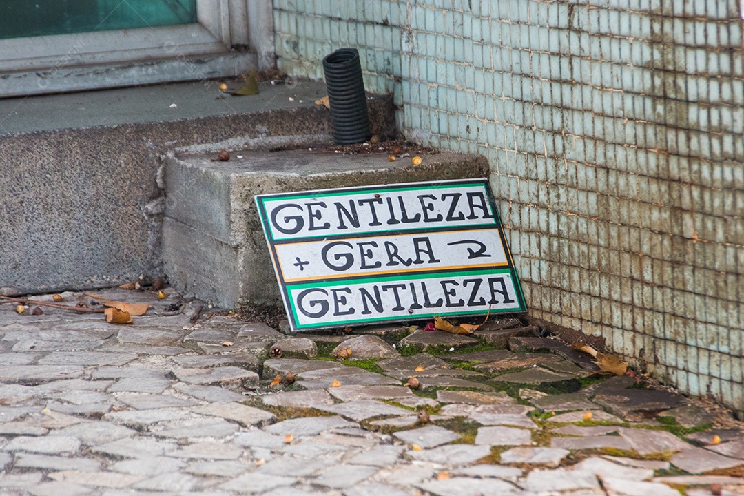 placa escrita em português gentileza gera gentileza, famosa frase do gentil poeta carioca.