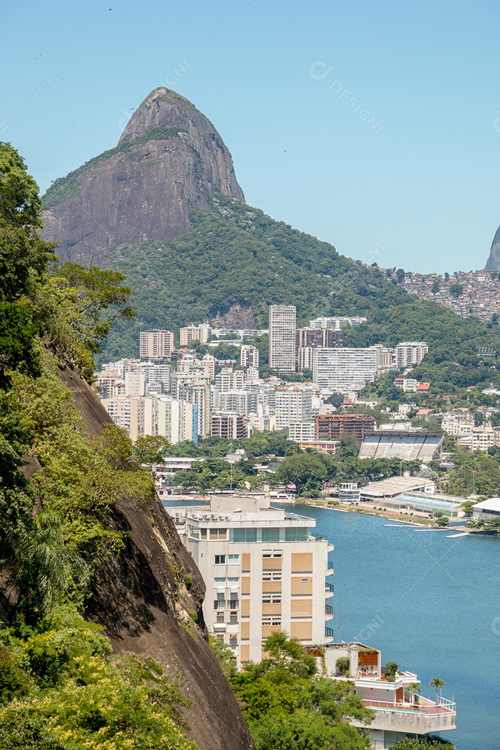 morro dos dois irmãos visto da lagoa rodrigo de freitas no Rio de Janeiro Brasil.