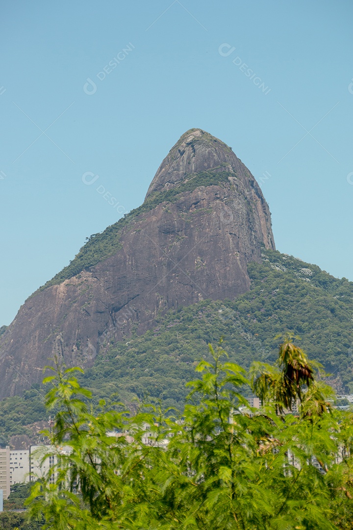 morro dos dois irmãos visto da lagoa rodrigo de freitas no Rio de Janeiro Brasil.