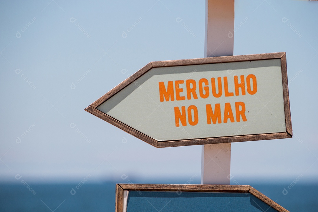 placa de sinalização com a frase mergulho no mar escrito em português no Rio de Janeiro Brasil.