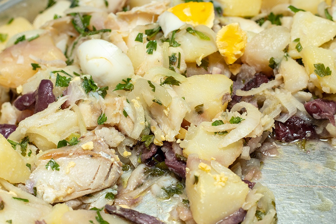 prato conhecido como comida de bacalhau, contendo bacalhau, cebola, ovo, batata e azeitonas pretas, muito popular no Brasil.