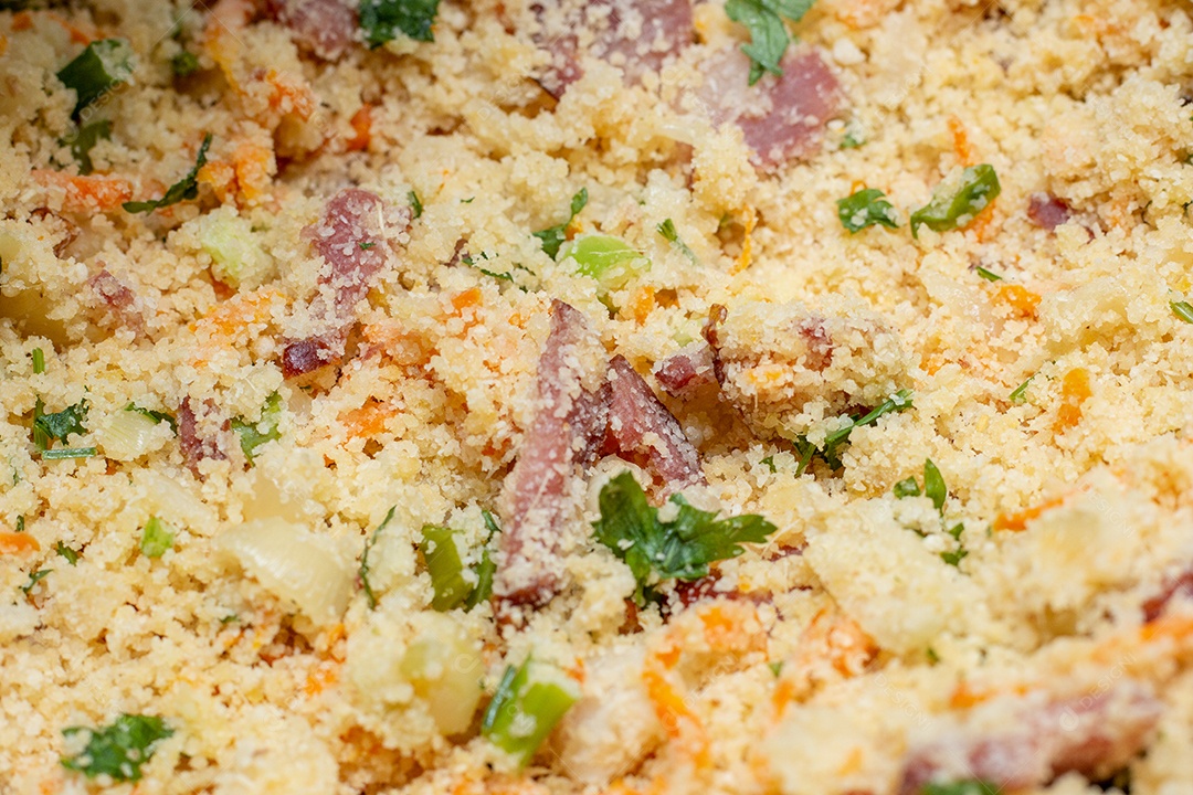 migalhas de bacon com carne seca, um alimento muito popular no Brasil.