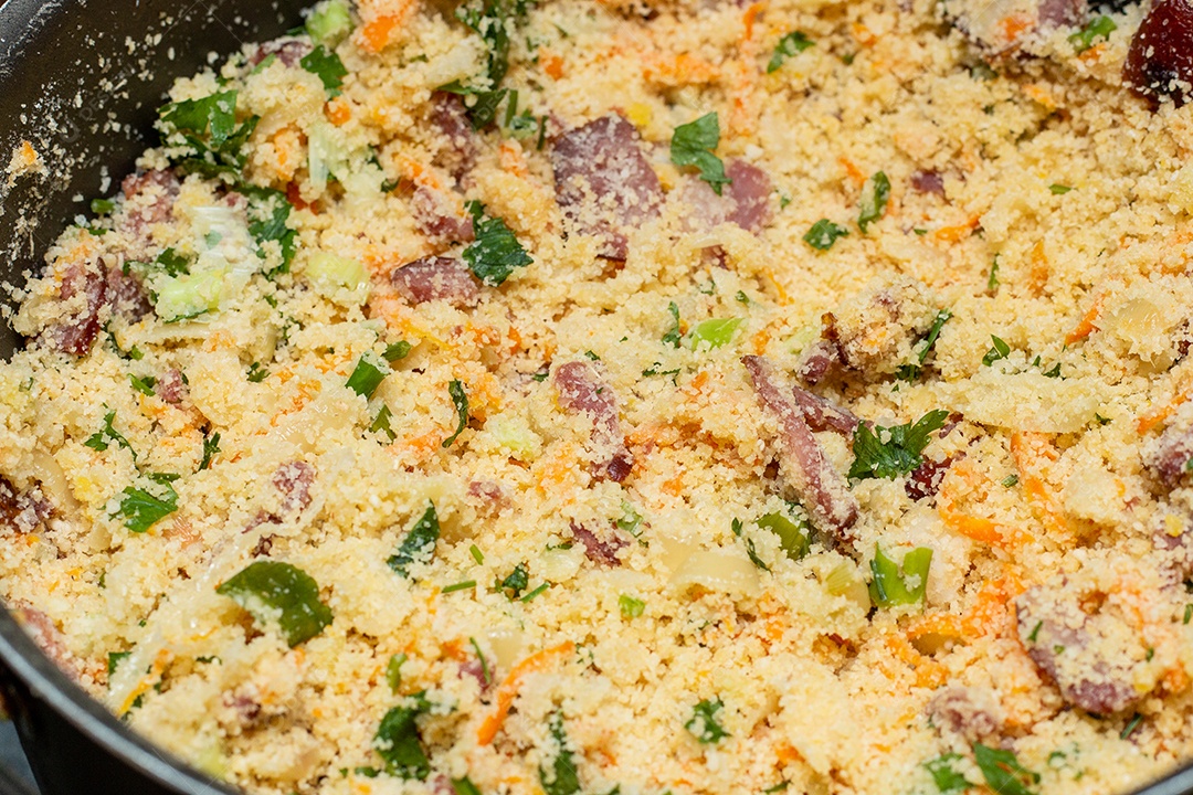 migalhas de bacon com carne seca, um alimento muito popular no Brasil.