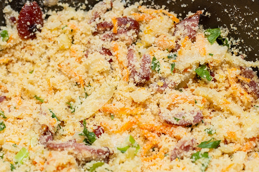 migalhas de bacon com carne seca, um alimento muito popular no Brasil.